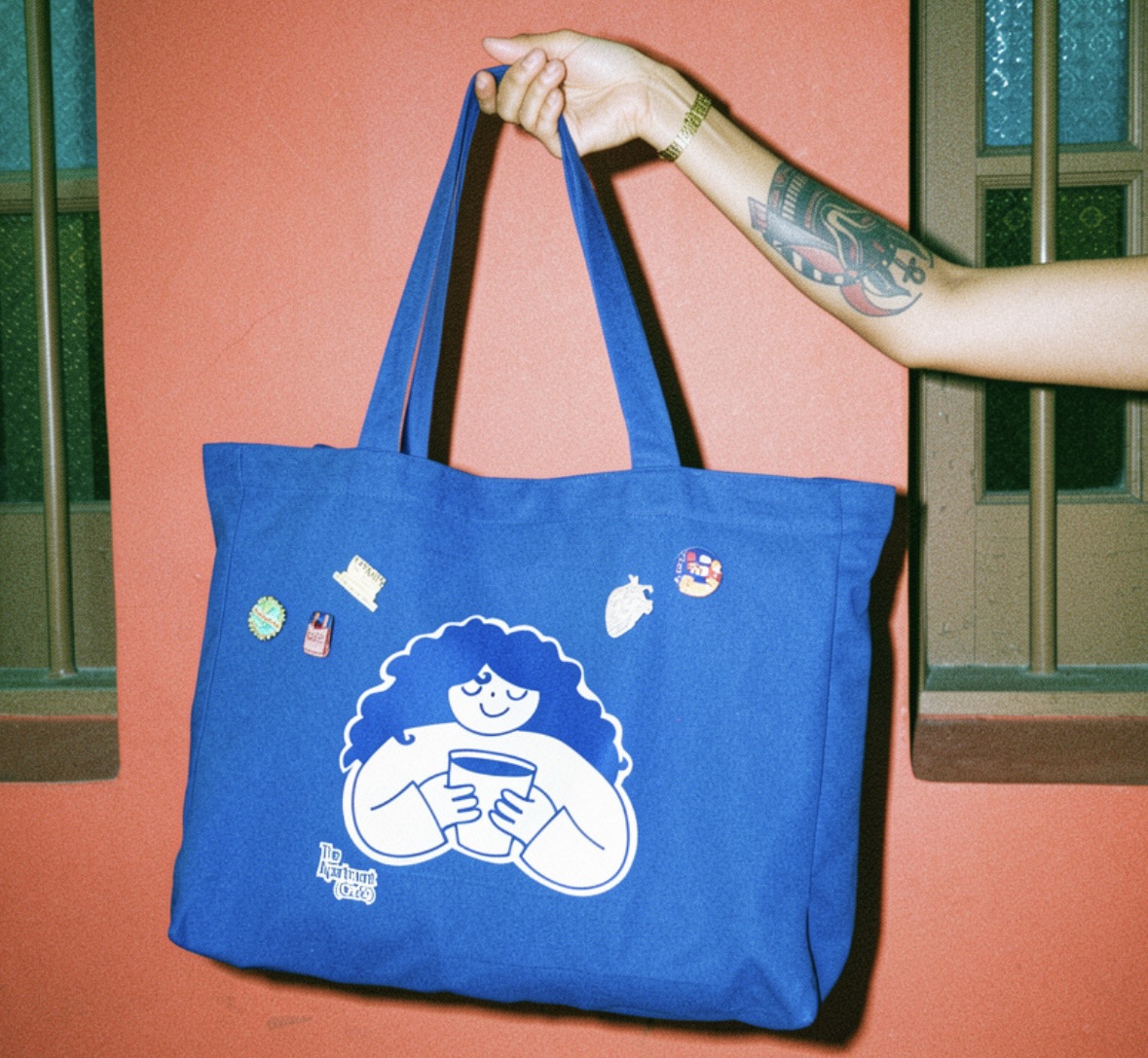 Tote detail with pins